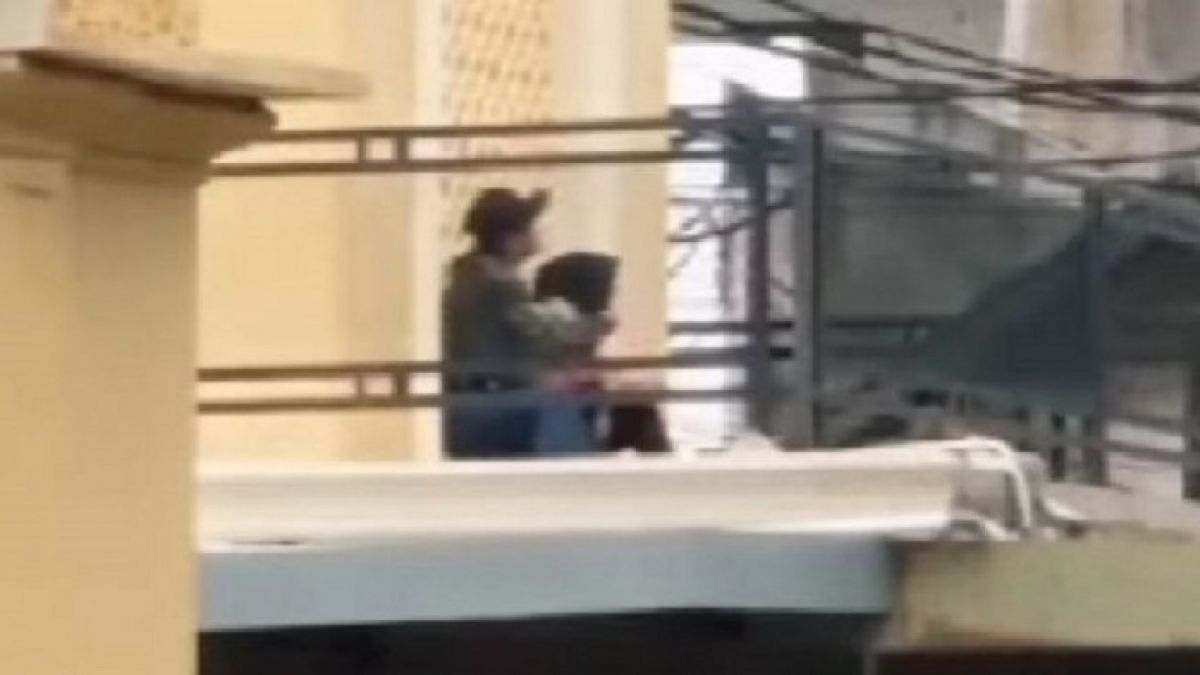 Sejoli tanpa malu memadu kasih di teras atas masjid, diduga di Bandung. [Instagram  @kabarnegeri]