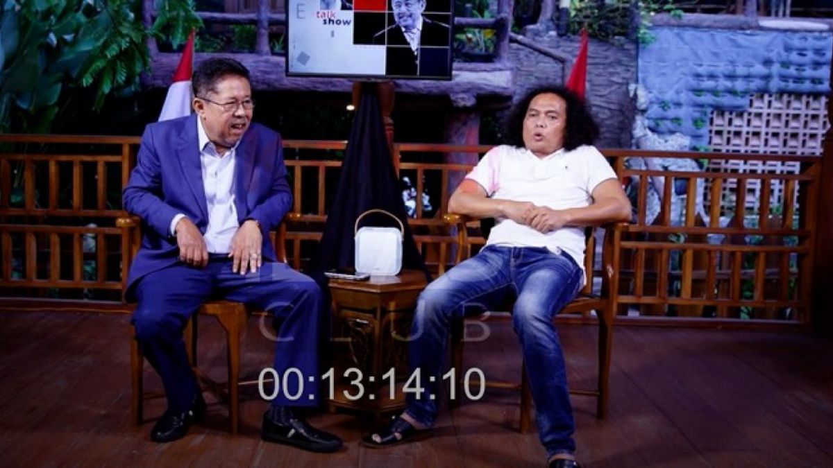 Wawancara Karni Ilyas pada mantan pengacara Bharada E, Deolipa Yumara.  Dari pembicaraan itu terungkap siapa yang mencetuskan isu LGBT di kasus pembunuhan Brigadir J atas perintah Irjen Ferdy Sambo. [YouTube Karni Ilyas Club]