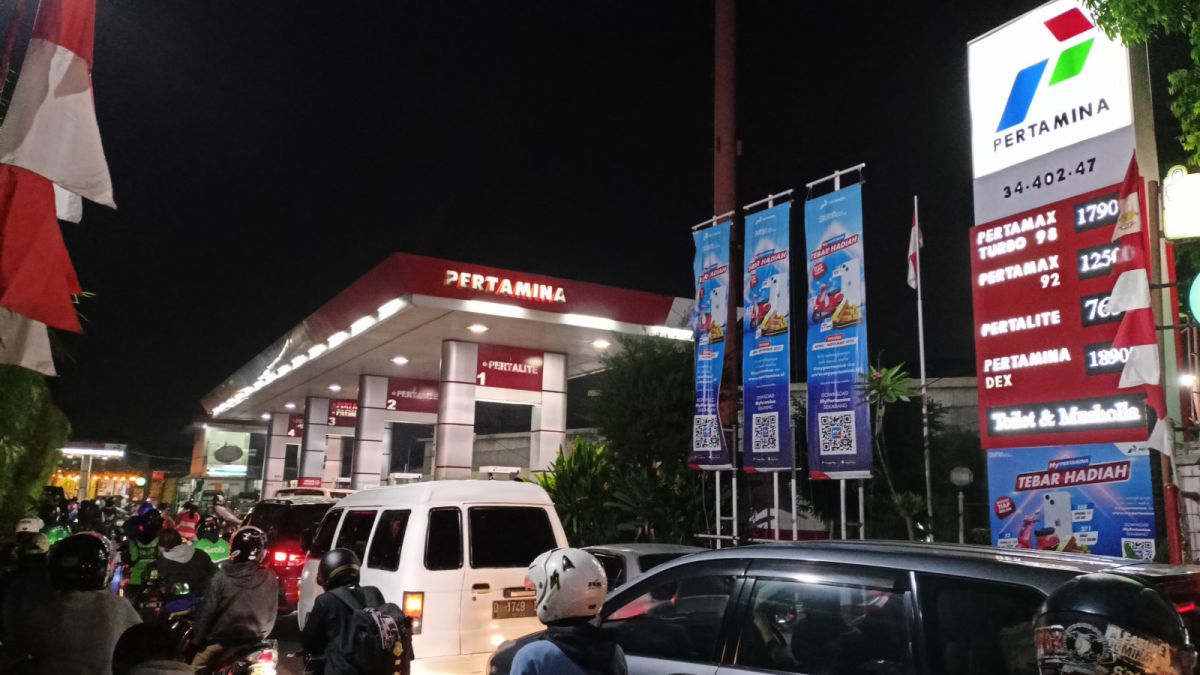 Salah satu lokasi SPBU dikawasan Jalan KIaracondong Kota Bandung dipadati antrian kendaraan roda dua dan roda empat, pasca isu kenaikan BBM yang akan diberlakukan pada 1 September 2022. [foto: Tri Widiyantie]