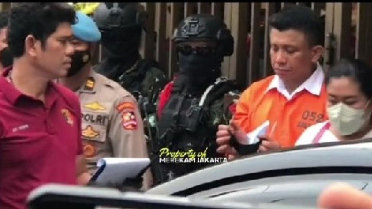 Ferdy Sambo copot masker. Berikut adalah detik-detik perubahan kesaksian Brigadir J. [TikTok]