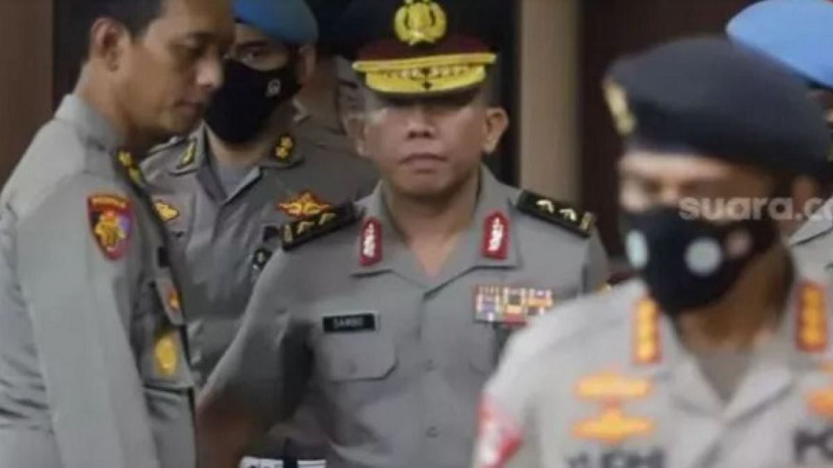 Mantan Kadiv Propam Polri, Irjen Ferdy Sambo diduga bisa lolos dari jerat pasal pembunuhan dalam kasus kematian Brigadir J. [suara.com]