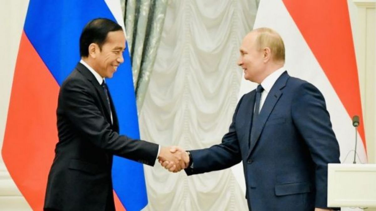 Presiden Indonesia, Joko Widodo alias Jokowi bersalaman bersama Presiden Rusia, Vladimir Putin dalam satu pertemuan antarnegara. [Antara]