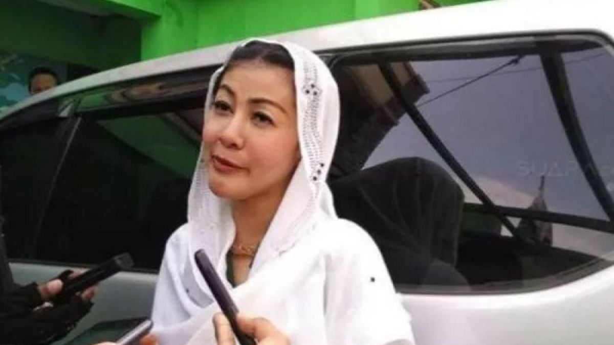 Hasnaeni si Wanita Emas saat diwawancarai wartawan [Suara.com/Ummi Hadyah Saleh]