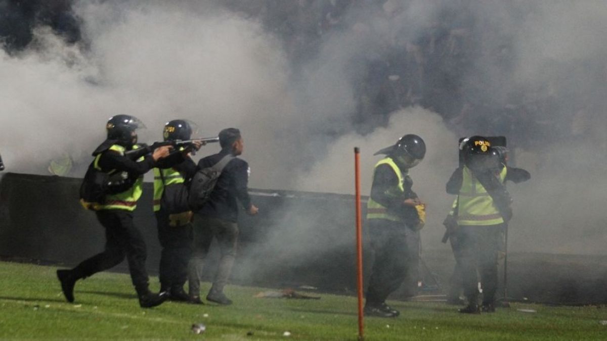 Aparat keamanan menembakkan gas air mata untuk menghalau suporter yang masuk lapangan usai pertandingan sepak bola BRI Liga 1 antara Arema melawan Persebaya di Stadion Kanjuruhan, Malang, Sabtu (1/10/2022). ANTARA FOTO/Ari Bowo Sucipto/tom.