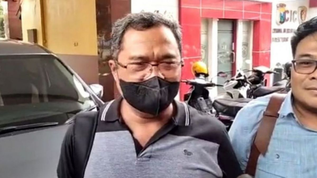 Ketua Panitia Penyelenggara Arema FC, Abdul Haris (kiri) saat datang di gedung Ditreskrimum Polda Jatim, Surabaya, Selasa untuk menjalani pemeriksaan sebagai tersangka tragedi Kanjuruhan. (ANTARA/Willy Irawan)