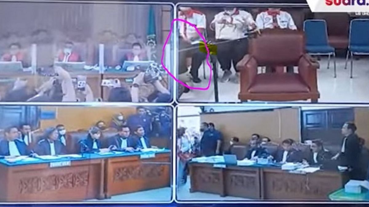 Bharada E (yang dilingkari) terlihat memburu kaki kedua orangtua Brigadir J saat persidangan. [youtube suara.com]