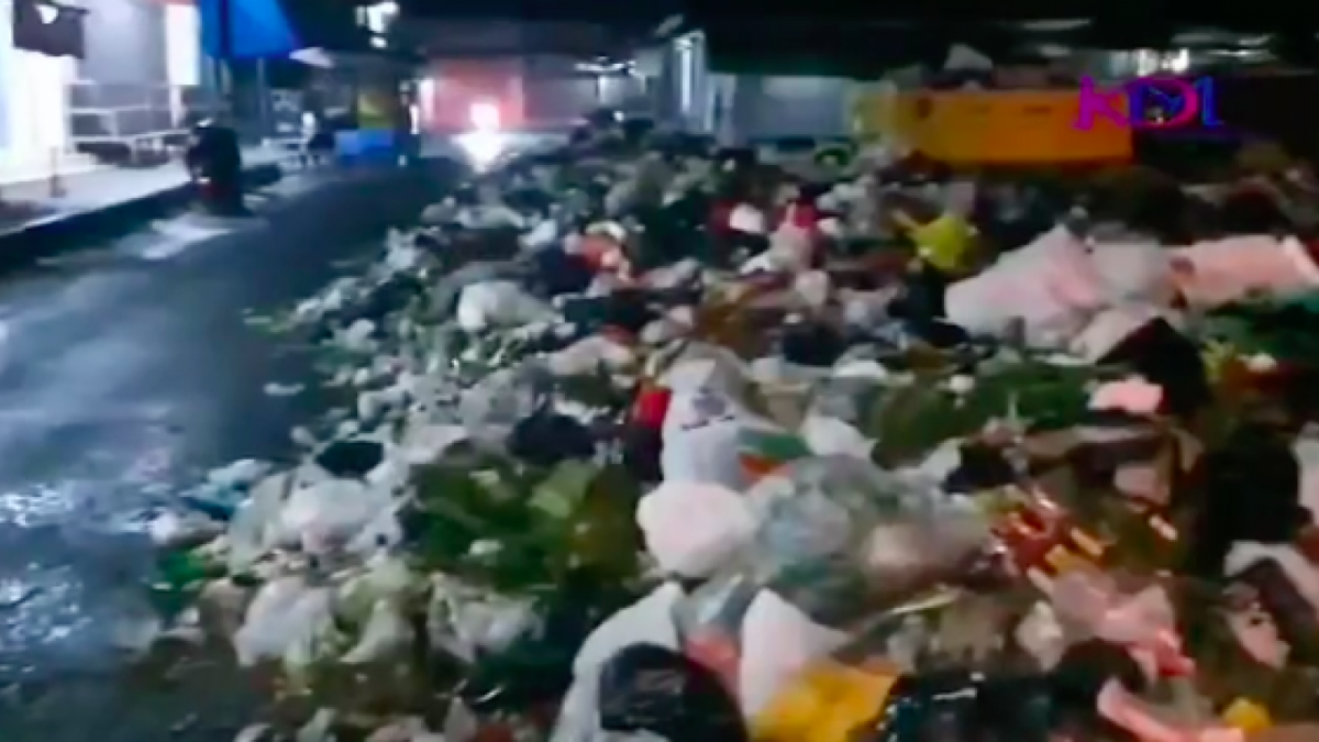 Kondisi tumpukan sampah di pasar Purwakarta yang jadi sorotan Dedi Mulyadi. [Instagram @dedimulyadi71]