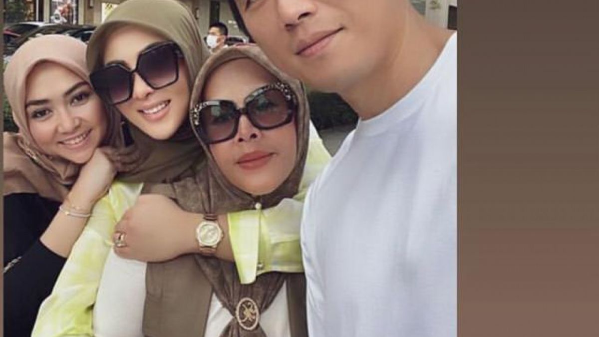 Foto story terbaru Syahrini dan Reino Barack ditengah isu keretakan rumah tangga. [Tangkapan layar Instagram @princessyahrini]