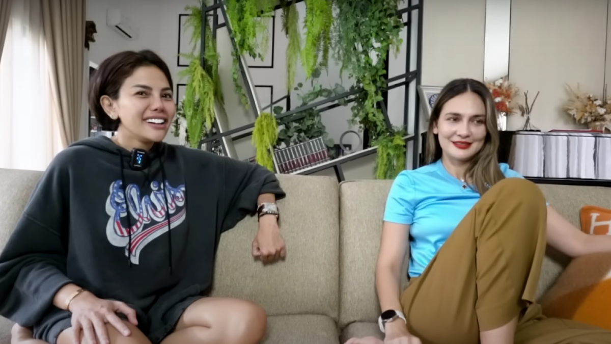 Nikita Mirzani dan Luna Maya Saat Melakukan Rekaman Vlog [Tangkapan Layar/ Foto Istimewa Youtube Nikita Mirzani]