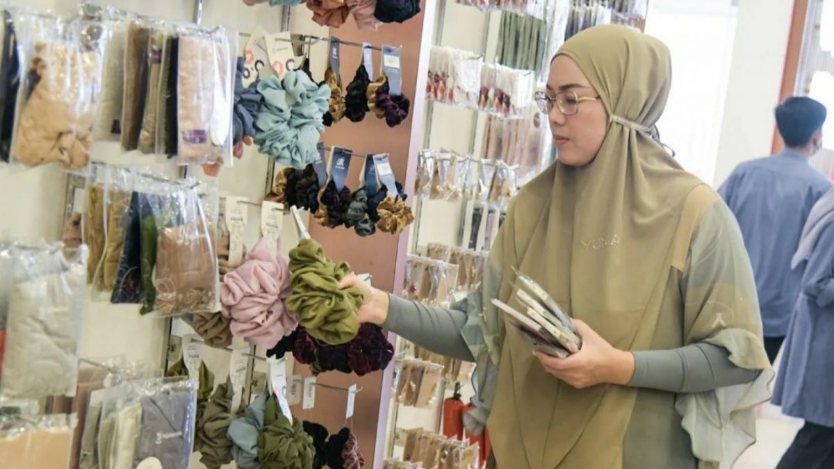 Anne Ratna Mustika Tengah Memilih Aksesoris Perlengkapan Umroh [Instagram/@anneratna82]