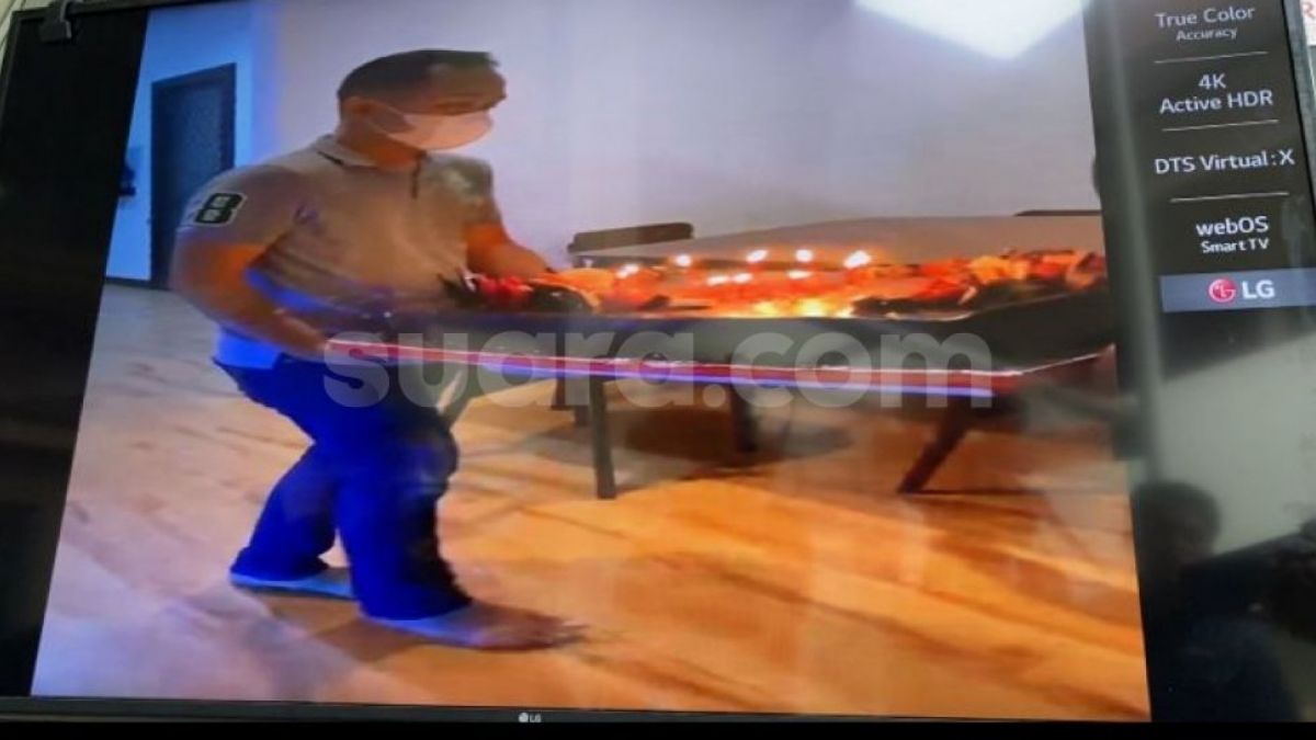 Penampakan Brigadir J bawa nasi tumpeng saat Ferdy Sambo dan Putri rayakan ultah pernikahan. (tangkapan layar/Arga)