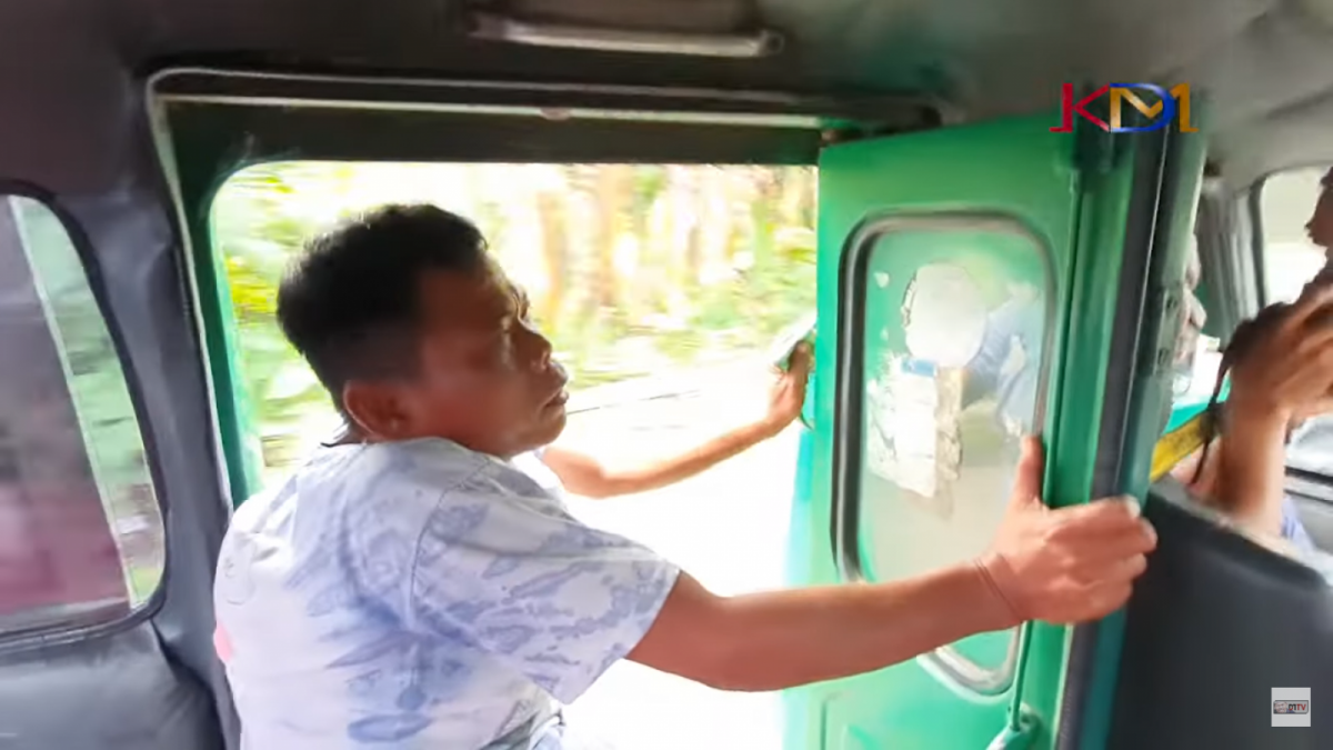 Sopir angkot, Daman, yang sedang berbincang dengan Dedi Mulyadi di dalam angkotnya [(Tangkapan Layar Youtube/KDM Channel)]