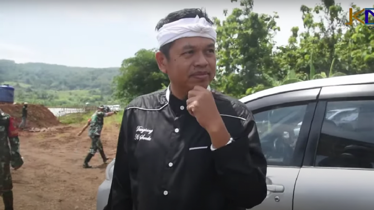 Dedi Mulyadi hitung-hitungan biaya yang ia keluarkan setiap bulannya, yang diduga menyindir Ambu Anne terkait alasan nafkah. [Foto Istimewa/ Tangkapan Layar Youtube Kang Dedi Mulyadi]