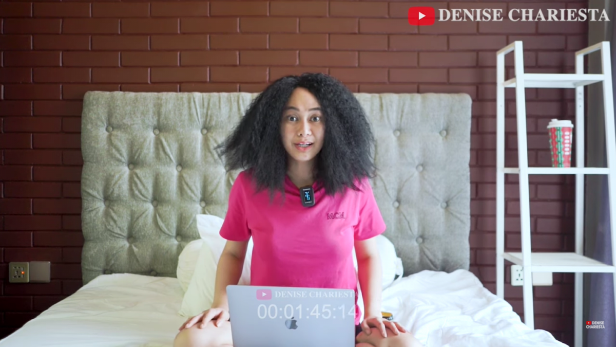 Denise Chariesta mengaku dirinya pernah hamil anak RD. Denise Chariesta berjuang sendiri saat dirinya hamil karena tidak ingin merusak rumah tangga RD. [(Tangkapan Layar Youtube/Denise Chariesta)]