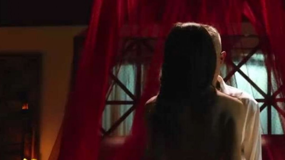 Adegan Kupu Kupu Malam, Flo memanjakan Om Arif. [We Tv]