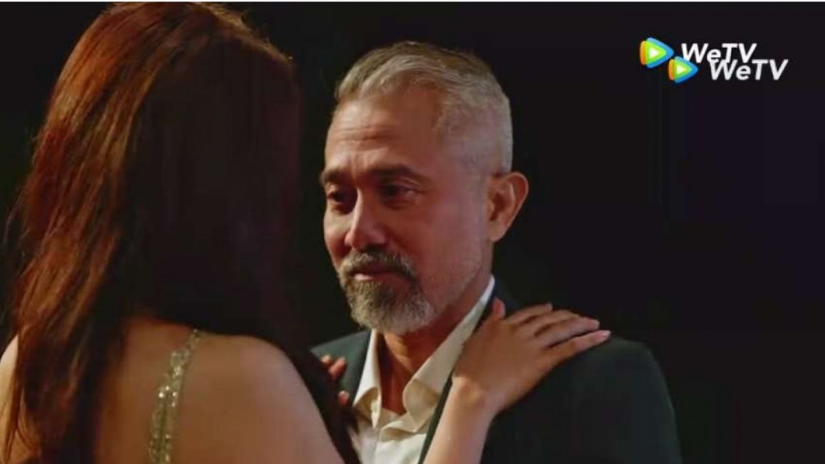 Adegan Laura alias Flo memanjakan Om Arif dalam Series Kupu Kupu Malam di We TV setiap Jumat dan Sabtu pukul 18.00 WIB. [We Tv]