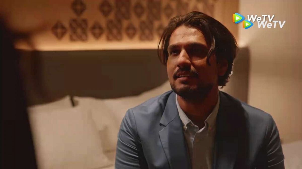 Adegan pria yang menjadi mendapatkan kasih sayang semu dari Flo di Kupu Kupu Malam. [WeTv]