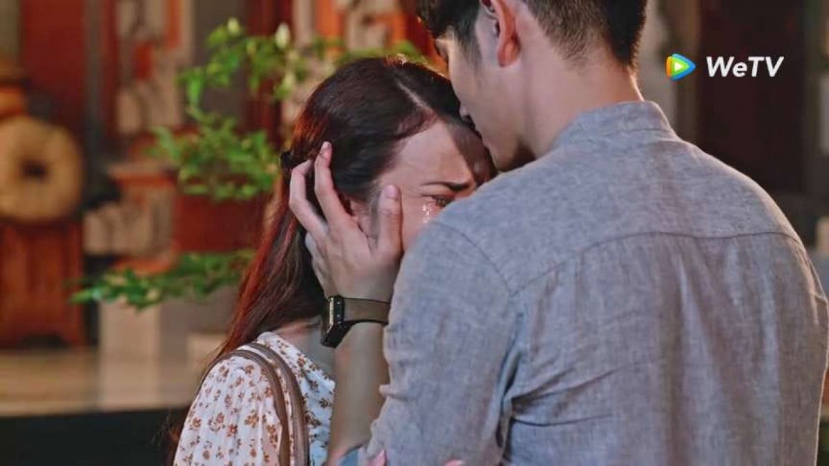 Adegan Laura dicium Raffi dalam Series Kupu Kupu Malam [We TV]