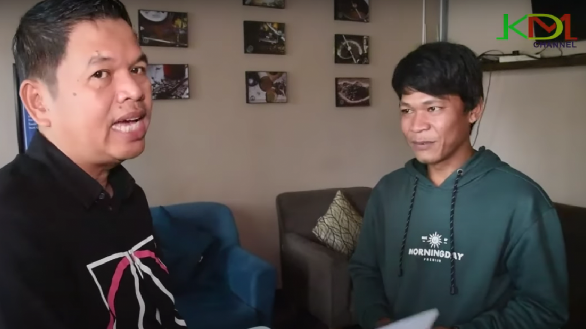 Potret Dedi Mulyadi Bersama dengan Ayah yang Miliki Anak dengan Kelamin Ganda [Foto Istimewa/ Tangkapan Layar Youtube Kang Dedi Mulyadi Channel]