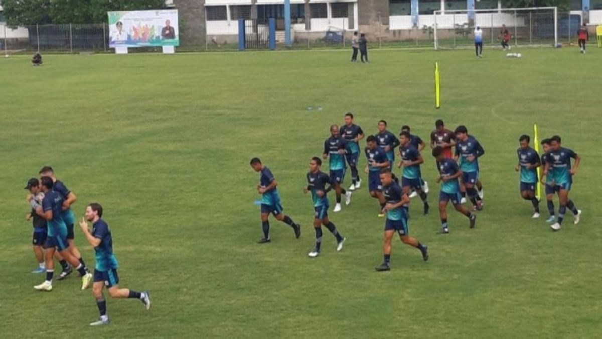 Skuad Persib Bandung menjalani latihan di Lapangan Sidolig, Kota Bandung, Jawa Barat, Senin (27/6/2022). (ANTARA/Bagus Ahmad Rizaldi)