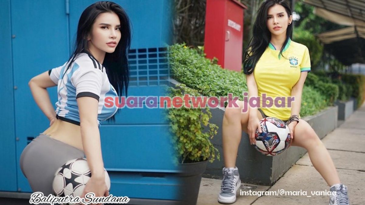 Si seksi dan cantik Maria Vania berpose memakai jersey Argentina dan Brasil. [bandung.suara.com | suara networ jabar]
