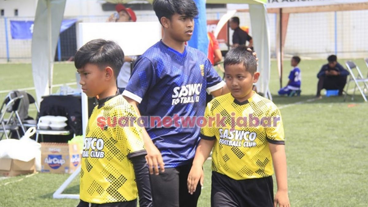 Keseruan nonton sepakbola anak U-10 Piala Wali Kota Bandung. Ada tangis kesedihan saat timya harus menunda kemenangan. [bandung.suara.com]