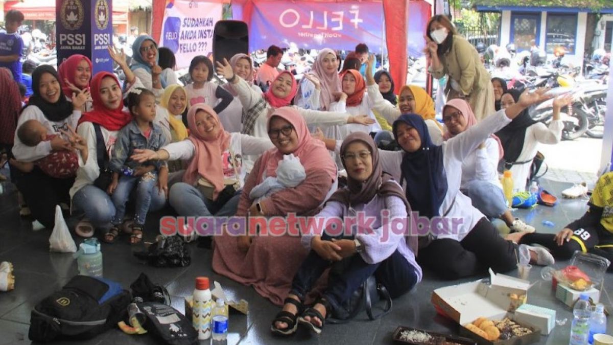 Keseruan nonton sepakbola anak U-10 Piala Wali Kota Bandung. Ibu-ibu botram sambil menunggu anak-anaknya bertanding. [bandung.suara.com]