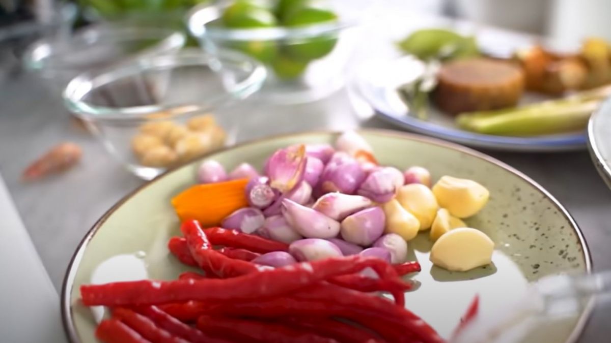 Bumbu untuk saus kerang bakar ala Chef Renata Moeleok. [Youtube One Big Hap]