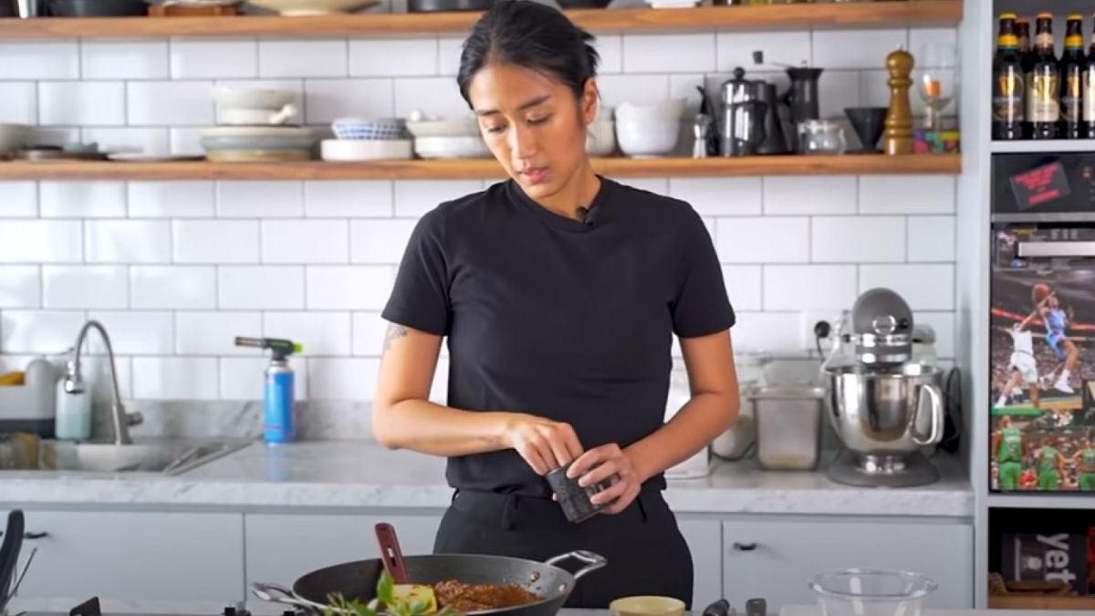 Chef Renata Moeleok membagikan resep kuliner khas Jimbaran, Bali. Dia sangat wah dalam menyajikan dan mengolah kerang bakar. [Youtube One Big Hap]