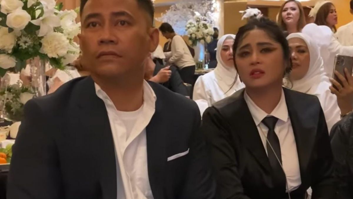 Dewi Perssik sedang duduk dengan kekasihnya, Rully. Dewi Perssik sudah bahas isi seserahan yang akan dibawa nanti oleh Rully. [Youtube/Intens Investigasi]