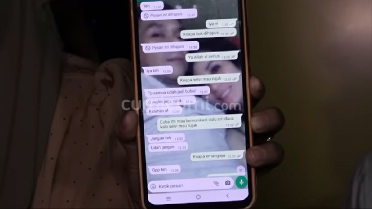 Bukti chat Shelvie Hana Wijaya meminta rujuk kepada Daus Mini yang ditunjukkan oleh Mami Ratu. [Youtube Cumicumi]