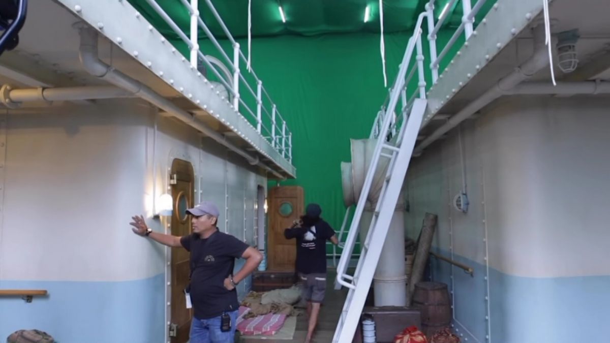 Pembuatan set kapal uap untuk film Buya Hamka. [Instagram @falconpictures_]