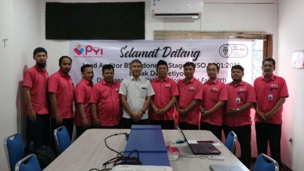 Laznas PYI Yatim dan Dhuafa saat menjalani Audit ISO 9001 bersama Ketua Auditor BSI, Eko Purwanto (putih). [Akhi]