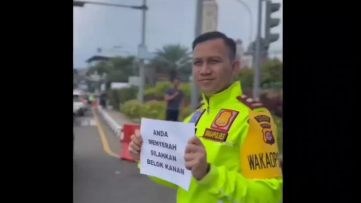 Seorang anggota polisi yang sedang memantau arus balik mudik lebaran di Bogor, sampaikan hal ini para pengendara yang lewat. [Instagram @unikinfo_id]