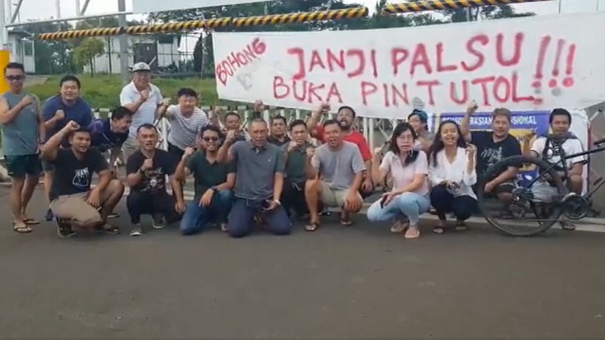 Tangkapan layar video warga Summarecon Bandung berdemo, menuntut  dibukanya pintu Tol KM 149. [Twitter @mzarlireza]