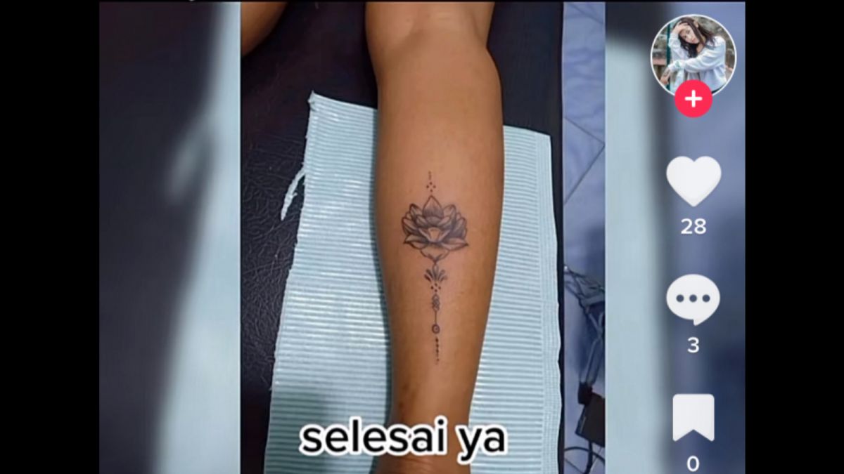 Tato bunga lotus di betis kaki PA. [TikTok Putri Amelia 27]