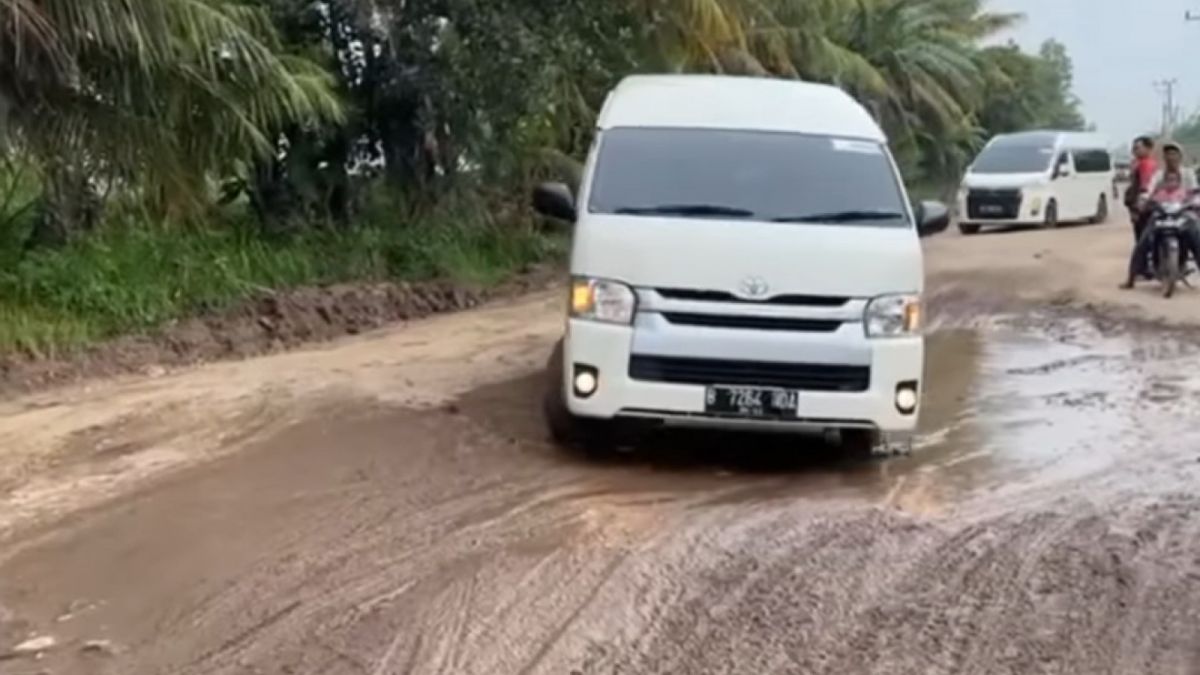 Mobil yang ditumpangi Erick Thohir dan Basuki Hadimuljono. Mobil ini sempat nyangkut akibat kondisi jalan di Lampung yang rusak. [Instagram @erickthohir]