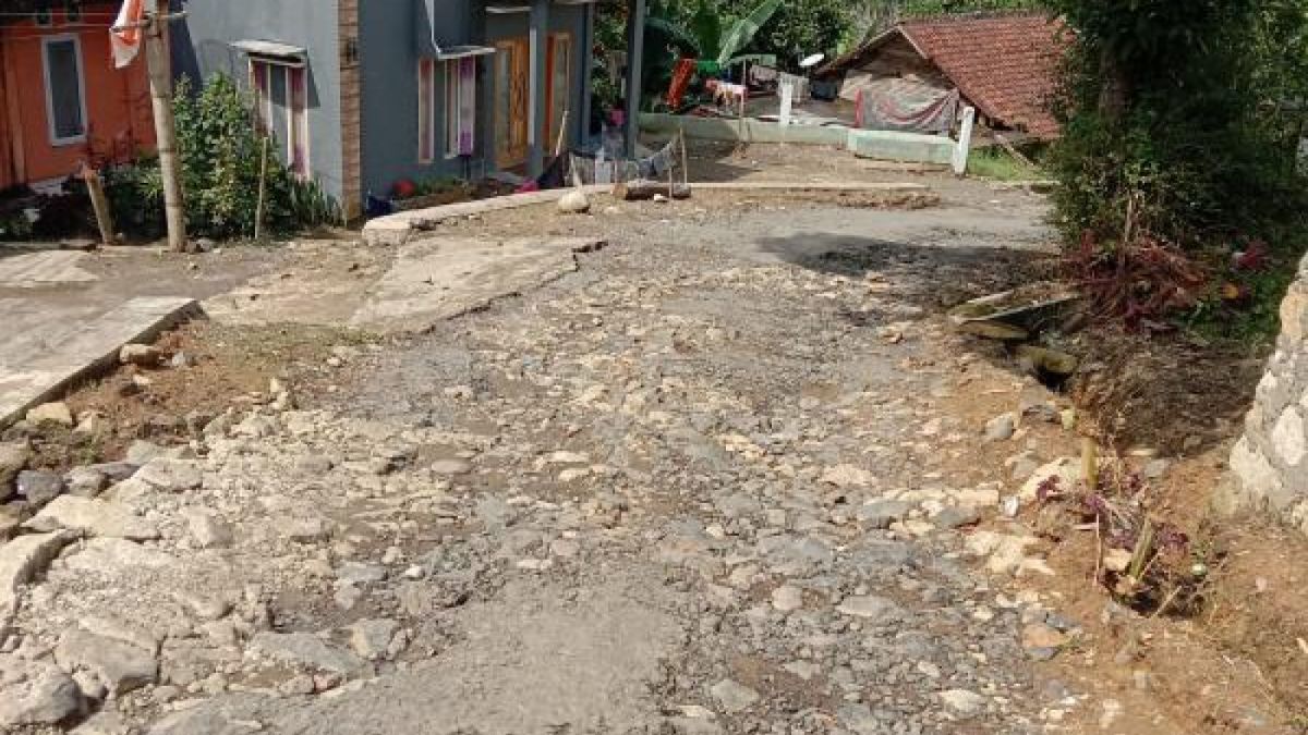 Kondisi jalan di Garut rusak parah [Foto/Saepulloh]