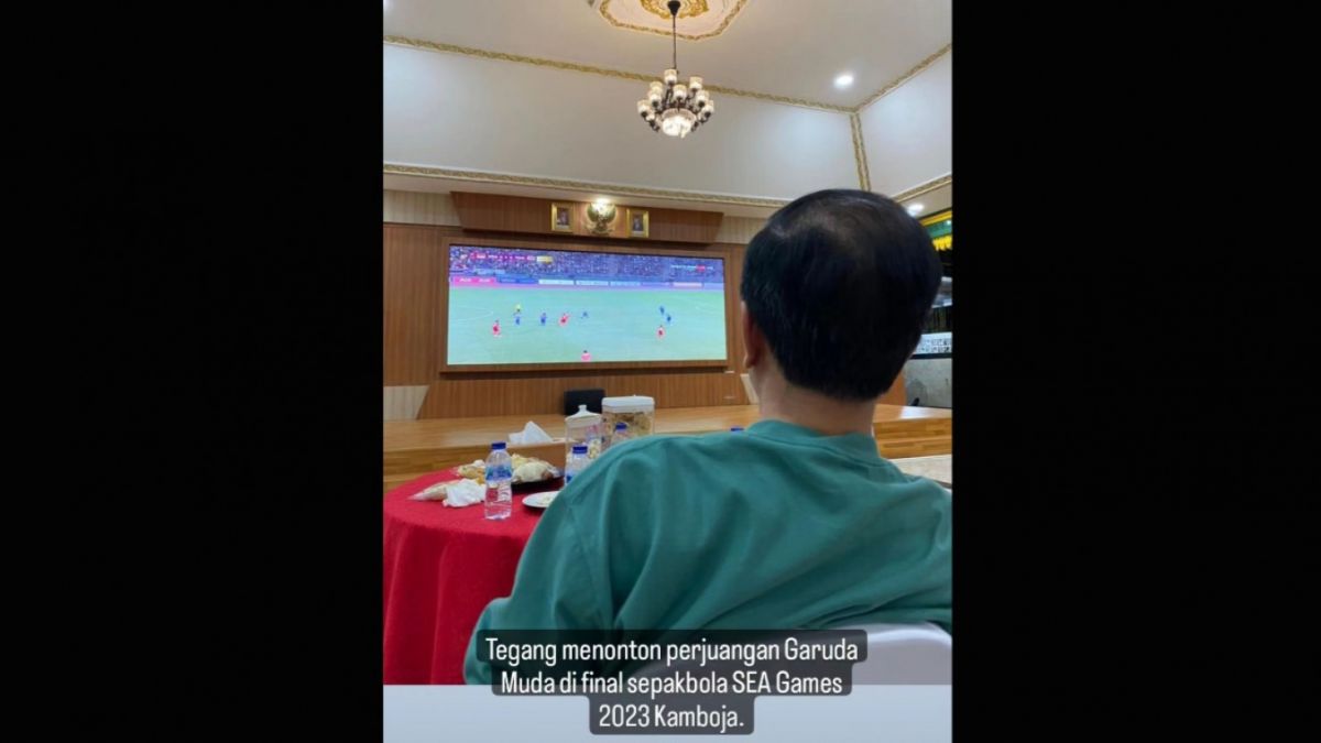 Jokowi menonton laga Timnas Indonesia vs Thailand. Beliau mengucapkan selamat untuk kemenangan Timnas Indonesia. [Instagram @jokowi]