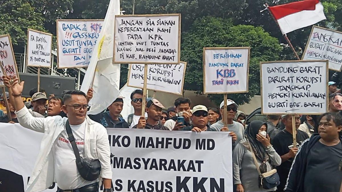 Massa aksi dari KBB demo ke Gedung Merah Putih KPK membawa keresahan tentang praktik KKN yang dilakukan Hengky Kurniawan [(Foto: Jajang)]