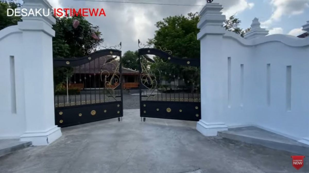 Pintu gerbang rumah Putri Ariani. [YouTube Desaku Istimewa]