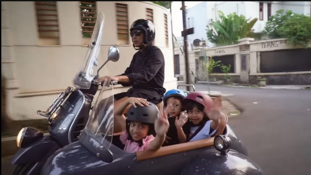 Desta mengajak jalan-jalan ketiga anaknya menaiki motor. [YouTube Desta Natasha Family]