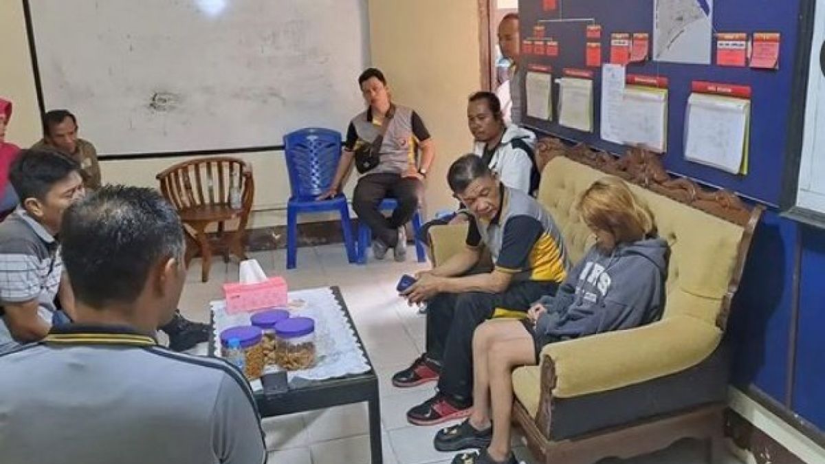 Pelaku perundungan (berambut pirang) tertunduk saat mediasi di Polsek Pontianak Barat. [Twitter @Pai_C1]