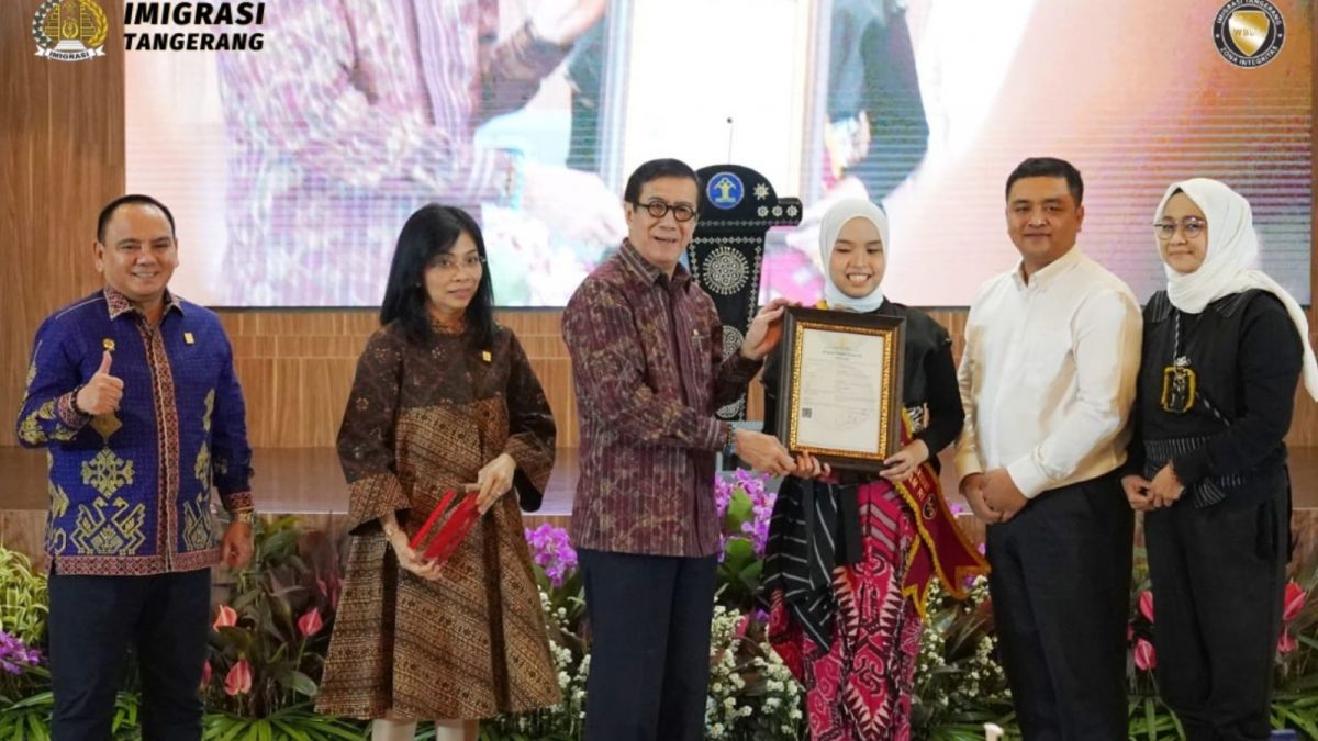 Penyerahan penghargaan Putri Ariani atas hak cipta untuk kedua lagunya. [Twitter/@kanim_tangerang]