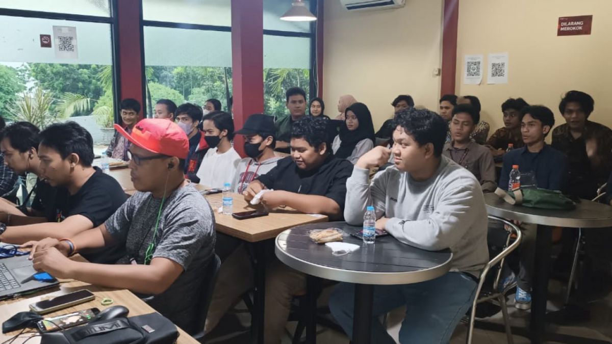 Para peserta ngoprek digital Kemenpora sedang mendengarkan materi secara khidmat [(Foto: Amran Halif)]