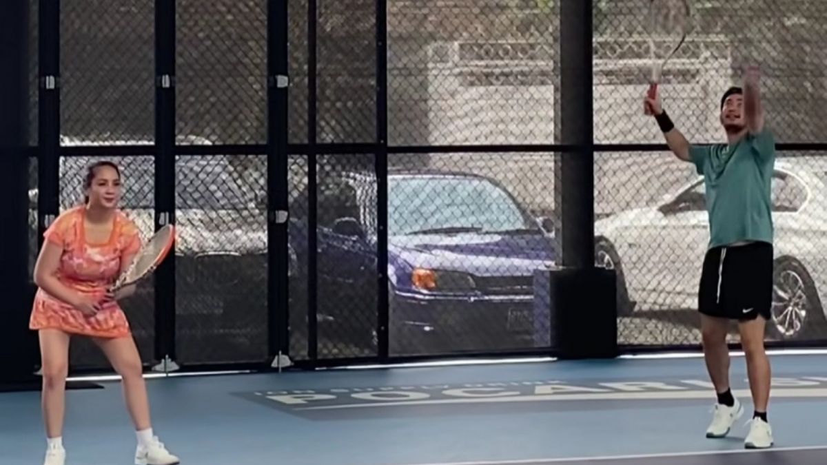 Jeje Govinda dan Nagita Slavina di lapangan tenis. Keduanya berlatih sebagai tim ganda campuran. [Instagram @raffinagita1717]
