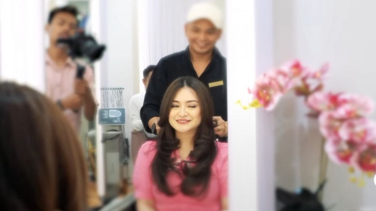Nathalie Holscher saat mencoba pelayanan di salon kecantikan miliknya. [Instagram @nathalieholscher]
