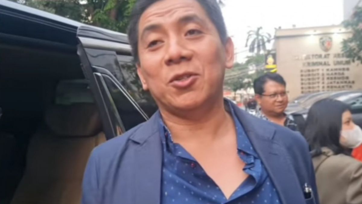 Sandy Arifin saat ditanyai oleh awak media terkait pelaporan Inara Rusli oleh Virgoun. [Instagram @lambe_turah]