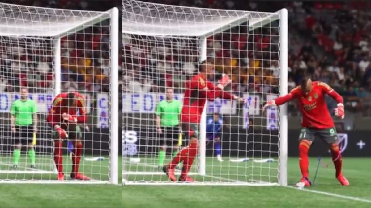 Nahuel Guzman melakukan aksi sulap, sebelum lawannya menendang penalti. [Twitter @FaktaSepakbola]