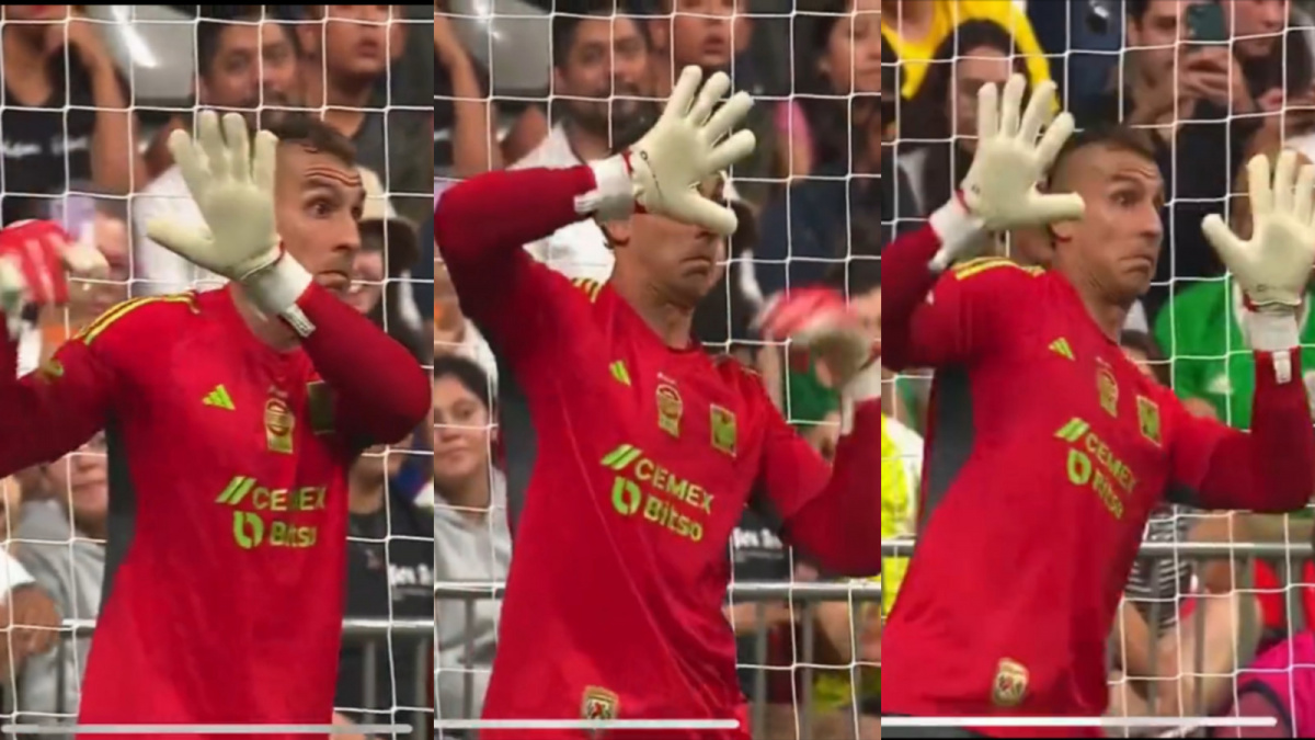 Nahuel Guzman peragakan pantomim ala Chalie Chaplin, sebelum lawannya menendang penalti. [Twitter @FaktaSepakbola]